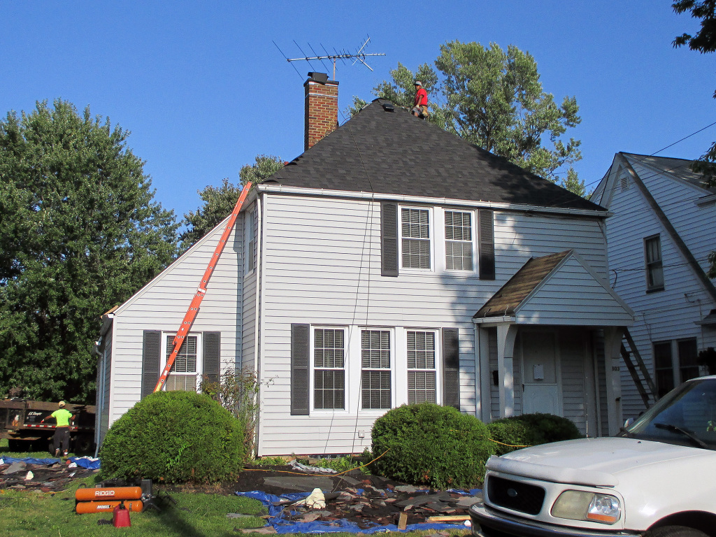 Euclid home gets a face-lift from the roofing contractors at Reader Roofing.